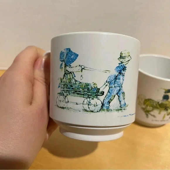 American Greetings 1972 Plastic Holly Hobbie Mugs Cups Lot Of 2 - Picture 6 of 14